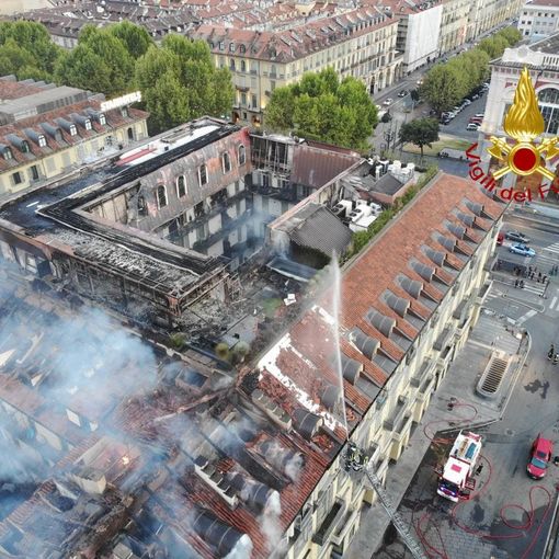 rogo di un palazzo ripreso dall'alto rogo di un palazzo ripreso dall'alto