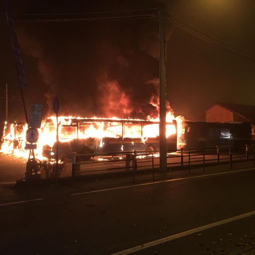 A fuoco sette pullman nella notte alla stazione di Ciriè [VIDEO]