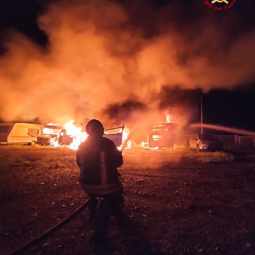 Rogo in un deposito di camper a Sant'Ambrogio: i vigili del fuoco domano le fiamme