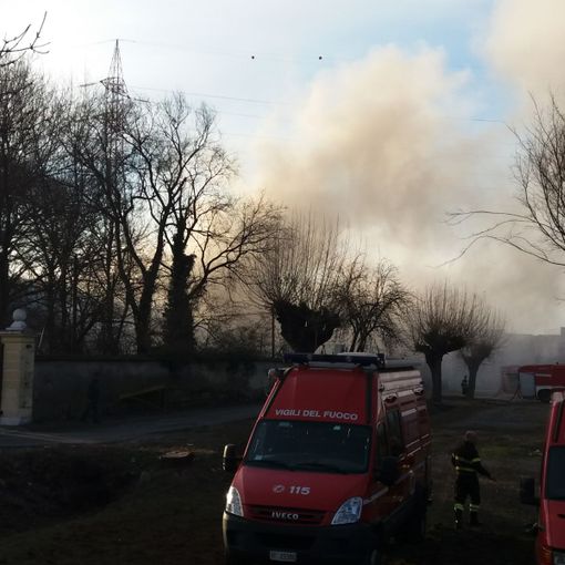Grosso incendio in Strada del Portone a Torino, sul posto subito tre squadre di Vigili del Fuoco e tre autobotti. Alle ore 17 rientra l'allarme (FOTO)