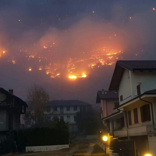 In val di Susa e nelle valli vicine ancora una notte a combattere contro il fuoco