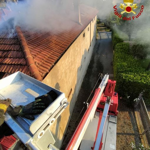 In fiamme il tetto di una casa a Sant'Antonino di Susa: la colonna di fumo visibile da lontano