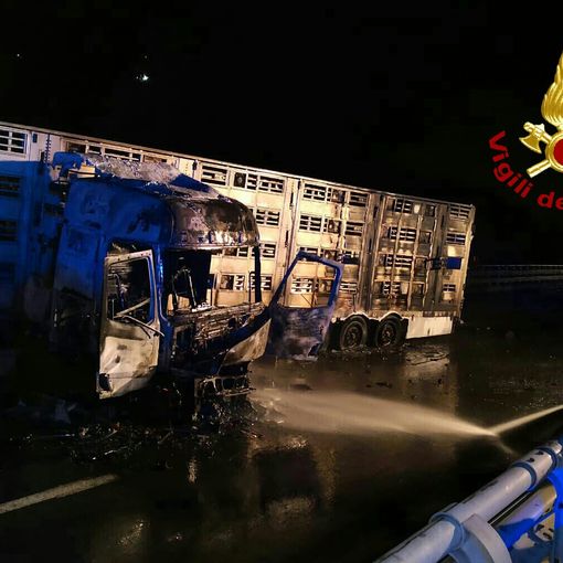 Tir in fiamme lungo l'autostrada: disagi nella notte sulla Torino-Bardonecchia