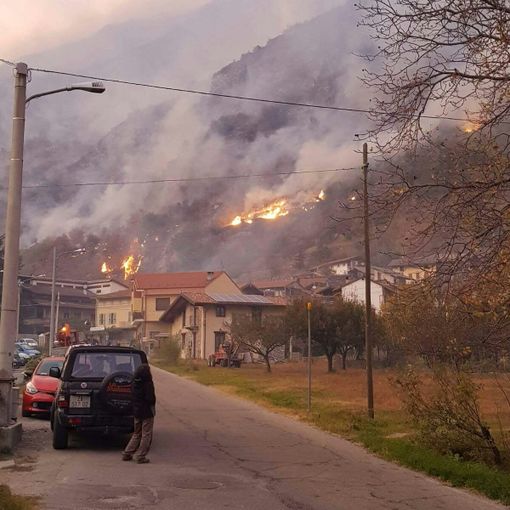 Incendi, a Mompantero si torna a casa. E il vento cala, facilitando gli interventi