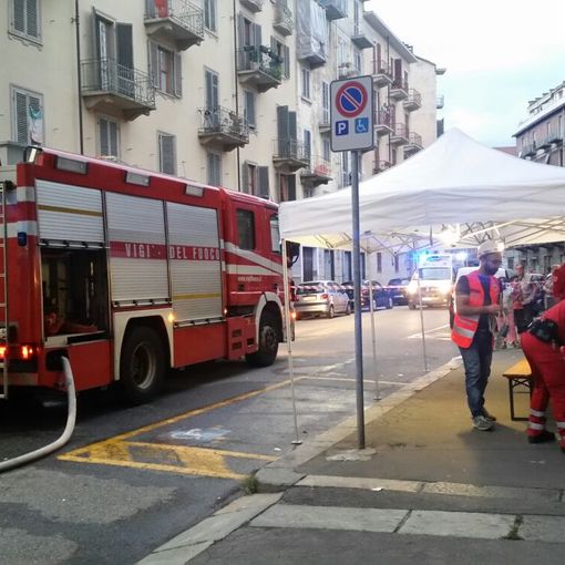 A fuoco un tetto in Barriera di Milano: evacuato un palazzo
