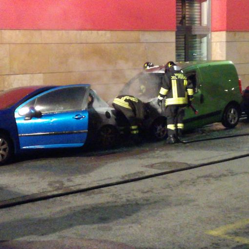 Rogo tra due auto parcheggiate in via Taggia: un'alta colonna di fumo nero in borgo Filadelfia [FOTO e VIDEO]