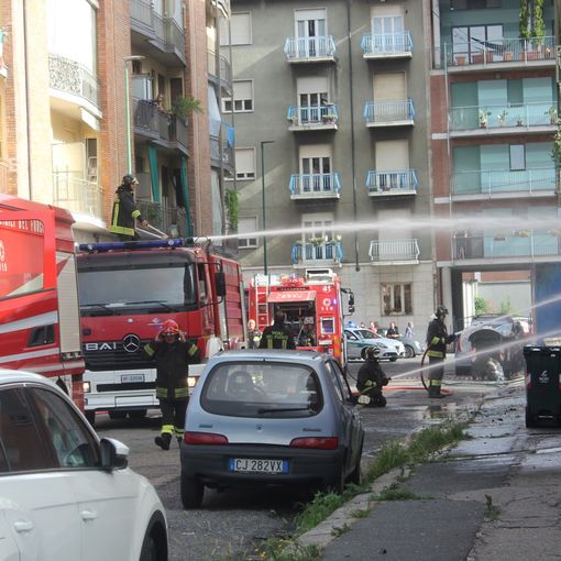 incendio di un magazzino con pompieri e polizia