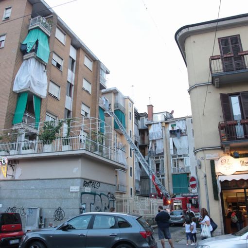 Incendio in via Villar, inagibile il piano mansardato. Forse cause accidentali