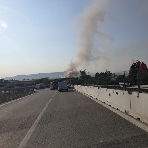 Il rogo in via Brandizzo 130: a prendere fuoco rifiuti elettronici