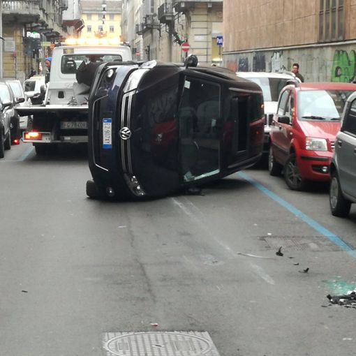 Rocambolesco incidente in via Bogino: un'auto si ribalta e traffico in tilt