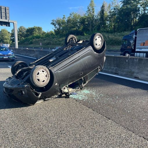 Paura in tangenziale: auto si ribalta sulla corsia di sorpasso, tre feriti tra cui un bambino