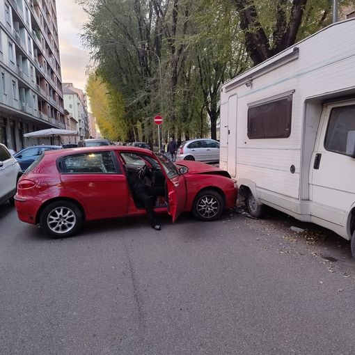Auto va a schiantarsi contro un camper: momenti di paura