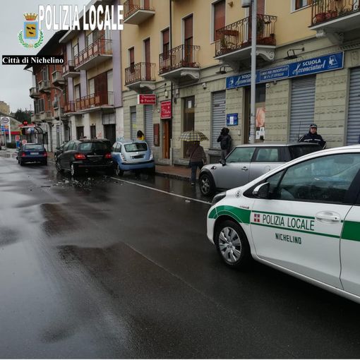 Nichelino, incidente con tre auto coinvolte in via Torino: neonato e fratellino di due anni illesi