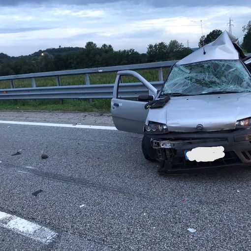 Tragedia sulla A5, tir travolge un'auto: morta una mamma, grave una bimba