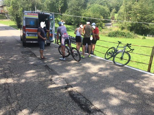 Perde il controllo della bici e va a sbattere contro guardrail: pensionato in ospedale