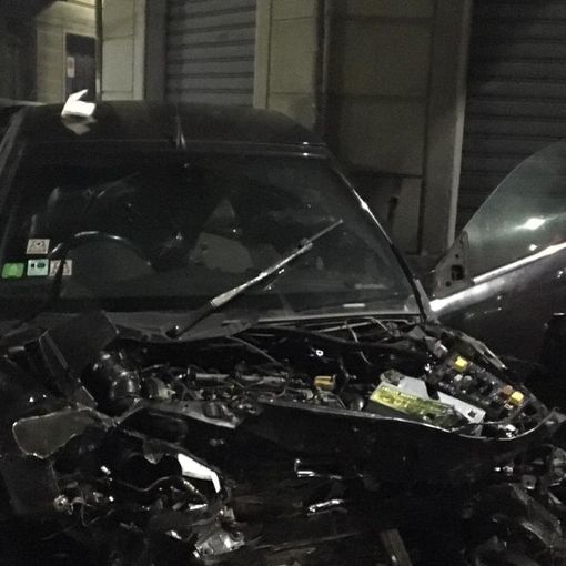 Scontro tra un'auto e il pullman della &quot;movida&quot;, che sfonda la vetrina di un negozio: 9 feriti