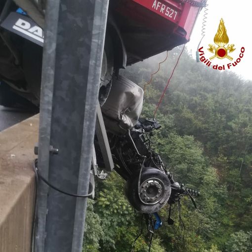 Camion sbatte contro il guardrail sulla A6: autostrada chiusa tra Altare e Savona