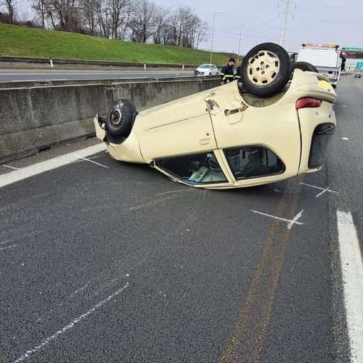 Paura in tangenziale: auto ribaltate o mezze distrutte, fortunatamente i feriti non sono gravi