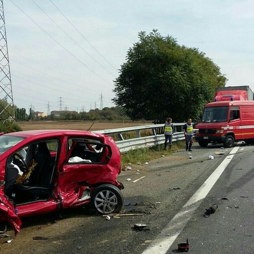 Nichelino, grave incidente sulla tangenziale sud: tre mezzi pesanti coinvolti, persone incastrate nelle lamiere (FOTO E VIDEO)