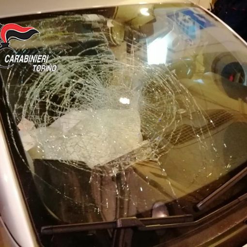 Sfugge all'alt dei carabinieri e si dà alla fuga per 10 chilometri, ma l'inseguimento si conclude contro un pilone di cemento [VIDEO]