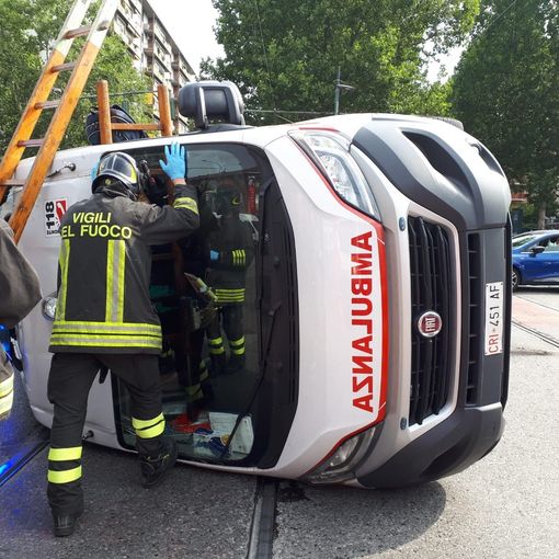 Scontro tra un'auto e un'ambulanza in corso Unione Sovietica