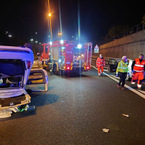 Auto si ribalta dopo uno scontro sulla Torino-Caselle: due feriti in codice verde