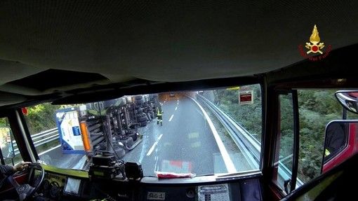 Incidente sulla A6 Torino-Savona: camion frigo si ribalta tra Altare e Millesimo