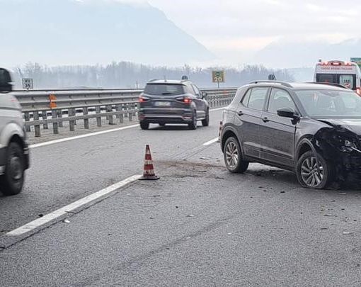 Incidente sulla autostrada A5: auto ne esce distrutta, due i feriti