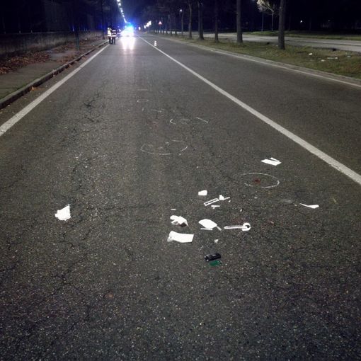 Scende dalla bici per attraversare la strada e viene travolto e ucciso da un'auto che si dà alla fuga
