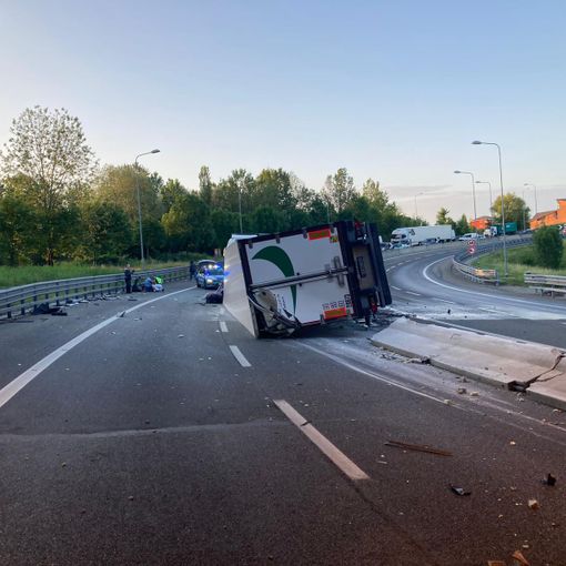 Tremendo incidente in tangenziale: tir si ribalta e invade la carreggiata opposta, due feriti