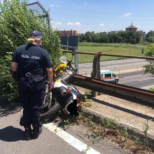 Nichelino, si schianta con la moto della scuola guida sul cavalcavia della tangenziale