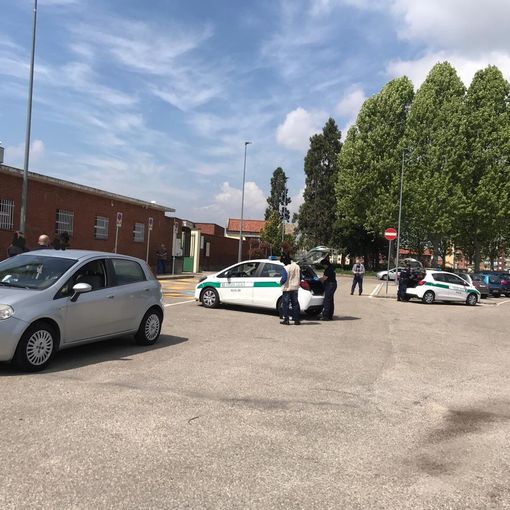 Nichelino, bocciano al parcheggio del cimitero: volano insulti e arrivano alle mani