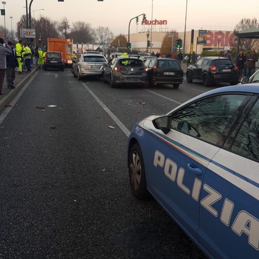 Provoca un incidente e poi abbandona il mezzo fuggendo via: caos a Torino attorno allo Juventus Stadium