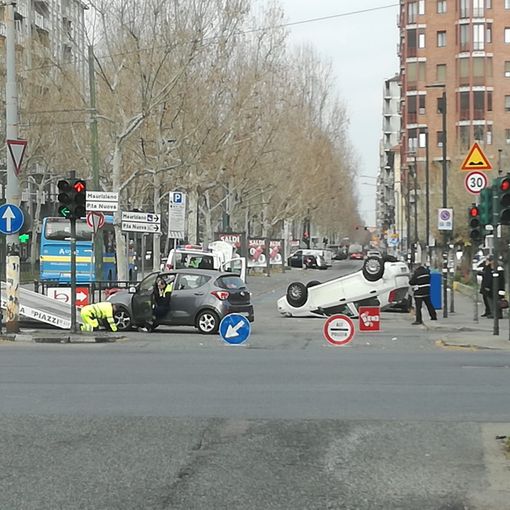 Incidente di fronte al Carrefour di corso Turati, due vetture coinvolte