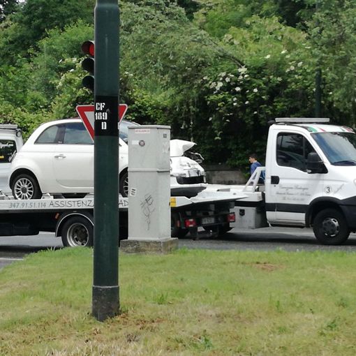 Scontro in corso Casale: bloccato l'accesso all'altezza del bivio per Superga