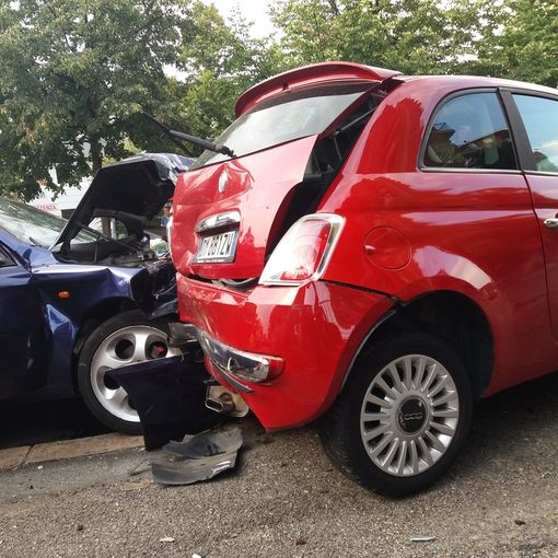 Auto perde il controllo, incidente a effetto domino in corso Giambone