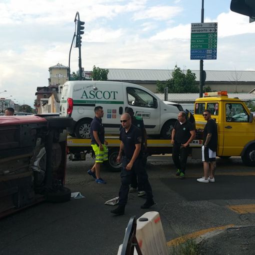 Brutto incidente tra una Panda e un Fiorino in corso Grosseto: traffico in tilt