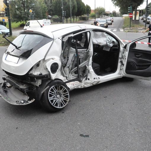 Scontro tra auto in corso Potenza: un uomo sbalzato fuori, l'altro resta incastrato nel veicolo