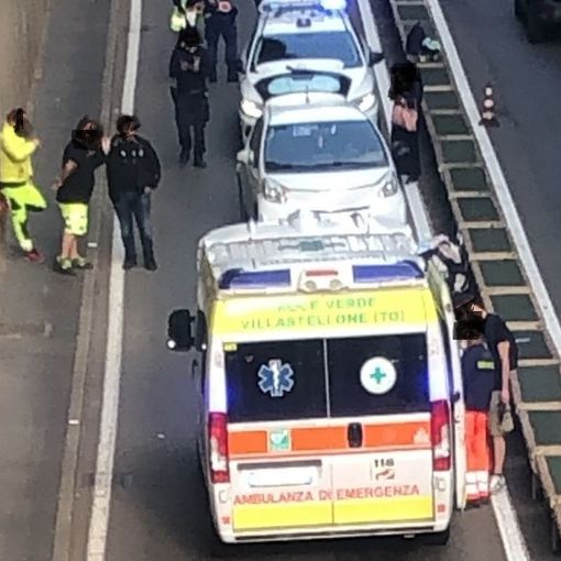 Scontro tra una moto e un'auto nel sottopasso di corso Regina: bloccata una corsia e traffico in tilt