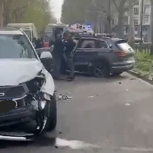Brutto incidente in corso Turati: tre auto coinvolte, due le persone ferite