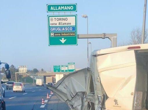 Caos in Tangenziale Sud per un doppio incidente nei pressi di corso Allamano: un ferito e 4 veicoli coinvolti