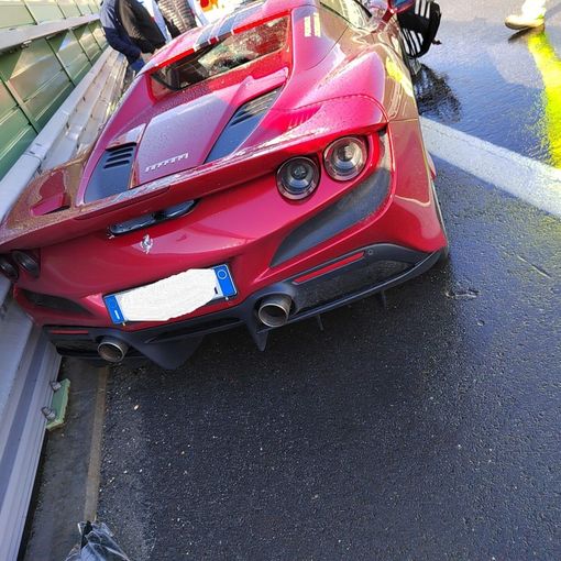 Anche una Ferrari è rimasta coinvolta in un incidente in tangenziale
