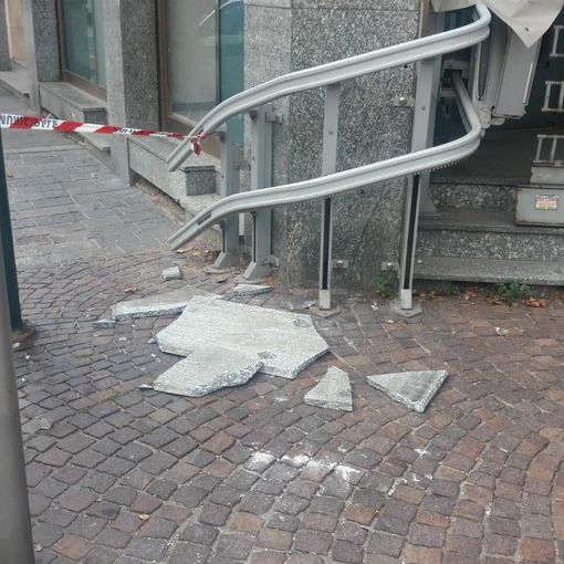 Nichelino, lastre di marmo cadute sul marciapiede di via Torino