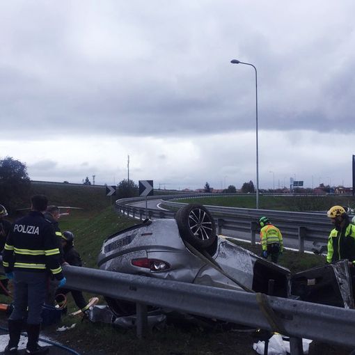 Moncalieri: auto si ribalta in tangenziale, morto conducente