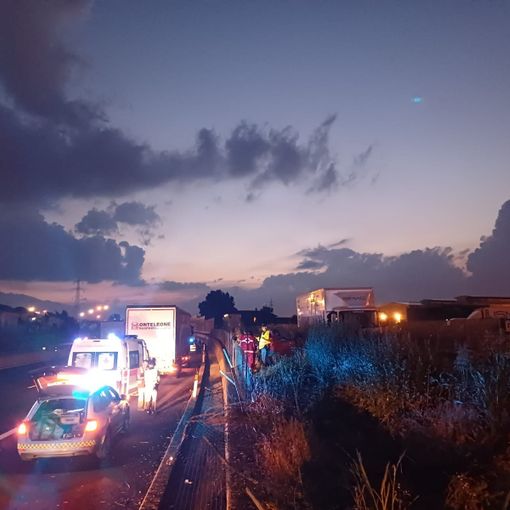 Tragedia in autostrada, auto si ribalta ed esce di strada: conducente muore sul colpo