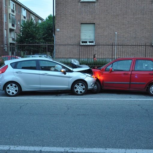 Perde il controllo dell'auto per un malore e si schianta: muore un 73enne