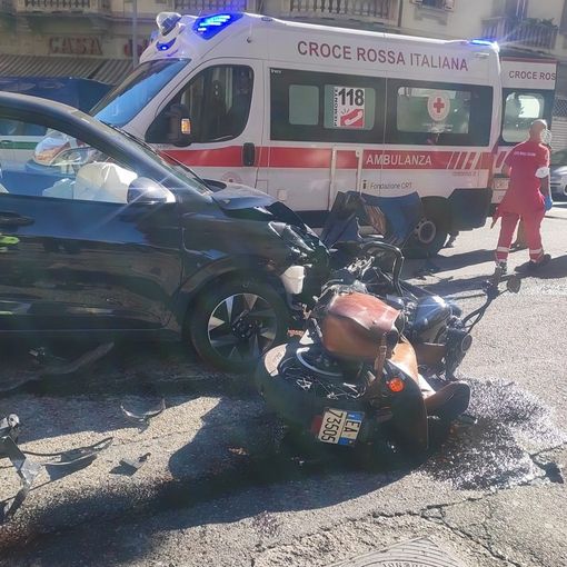 Grave scontro tra moto e auto in via Palestrina: ferito il motociclista