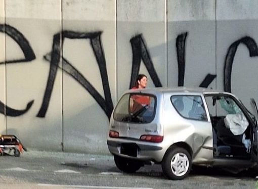 Moncalieri, va a sbattere contro il muro del parcheggio multipiano: 23enne grave al Cto