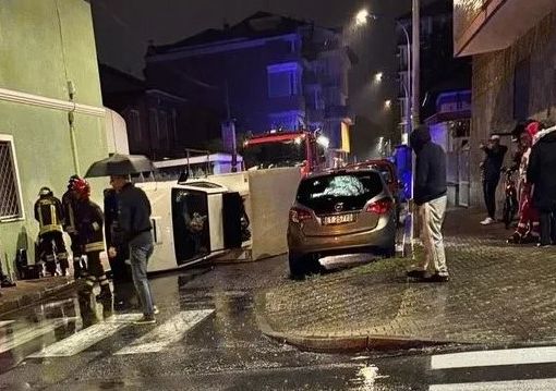 Furgone si ribalta a Nichelino: paura e strada chiusa a lungo