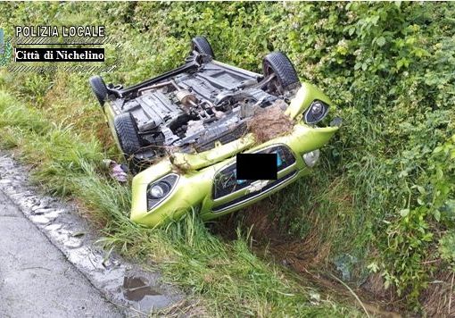 Auto viene tamponata, si ribalta e finisce nel fosso: momenti di paura a Nichelino
